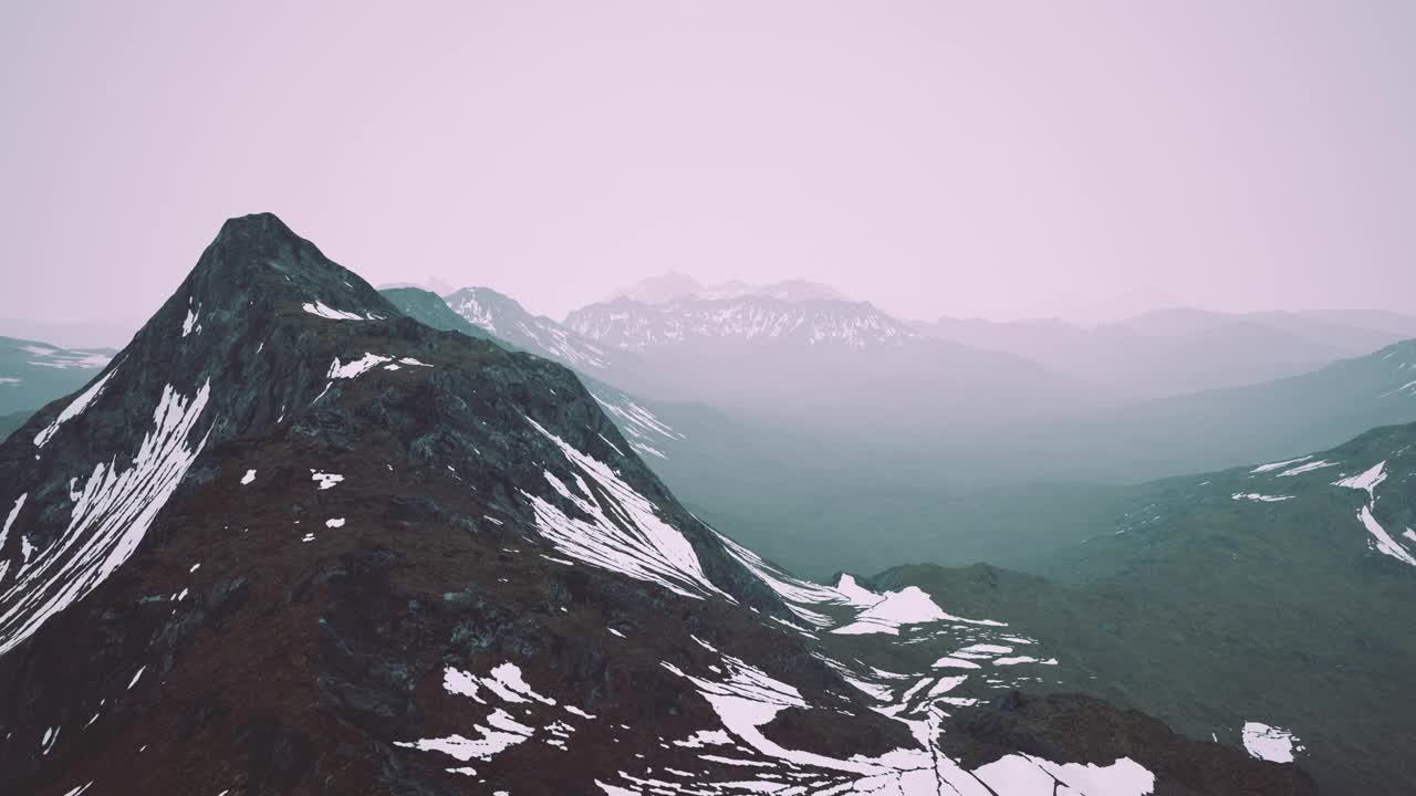 透过云层俯瞰高耸的雪山视频素材