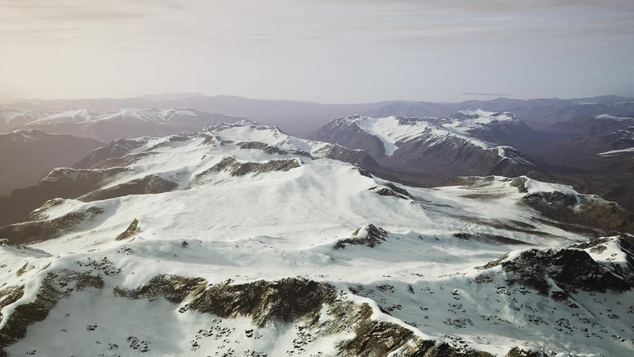 夏季火山岩石上留下的大片积雪视频素材