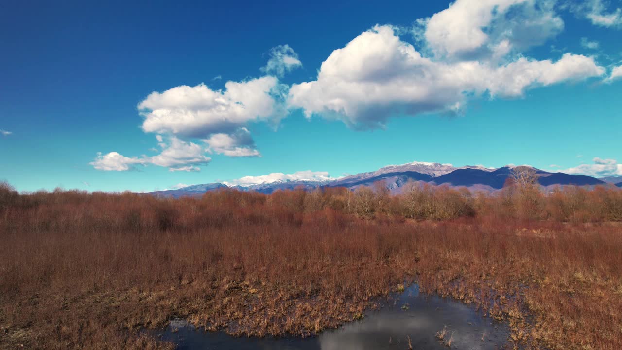 东欧的巴尔干半岛，风在巴尔干山前的小泻湖上荡起涟漪视频下载