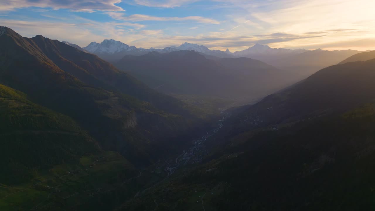 日落时分欧洲阿尔卑斯山山谷的鸟瞰图视频素材