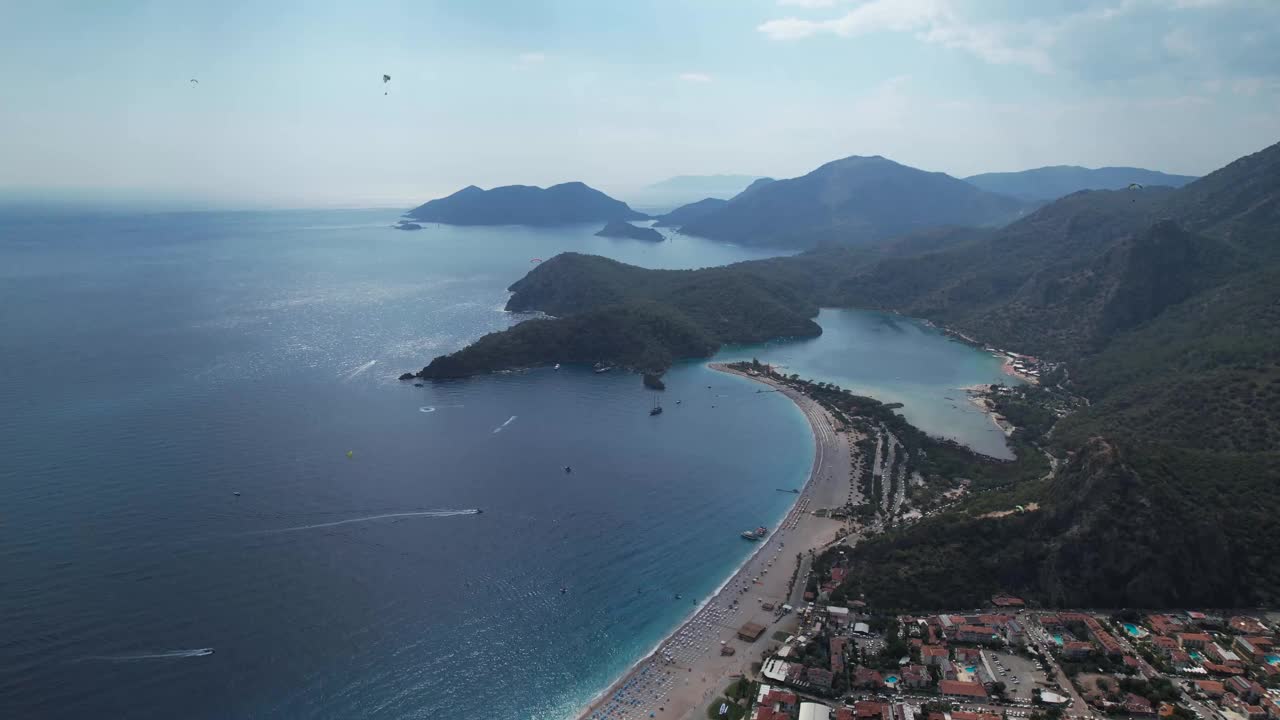 土耳其旅游和房地产的海滨小镇Oludeniz是一个拥有蓝色海水的旅游胜地视频素材