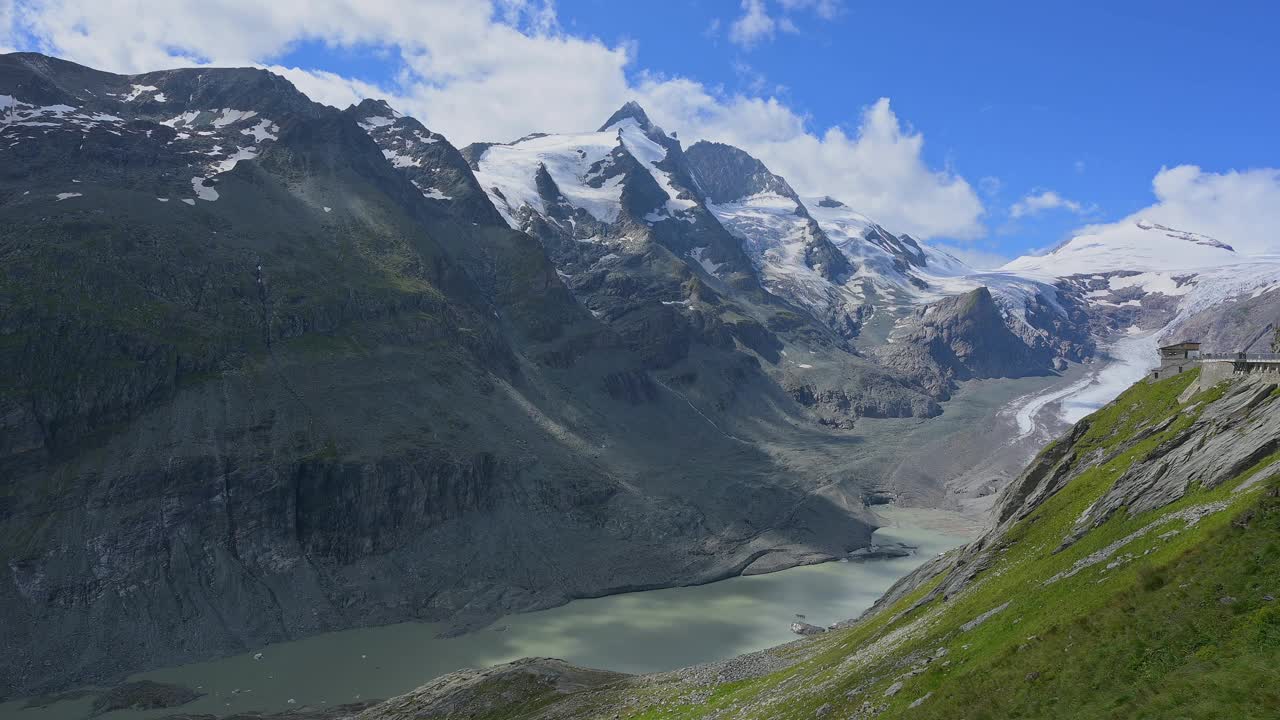 夏季的山脉，奥地利萨尔茨堡Fusch an der Großglocknerstraße大格洛克纳高阿尔卑斯山路视频素材