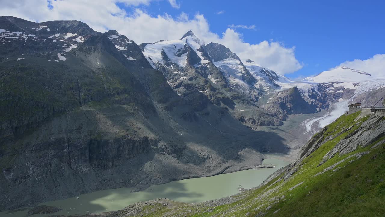 夏季的山脉，奥地利萨尔茨堡Fusch an der Großglocknerstraße大格洛克纳高阿尔卑斯山路视频素材