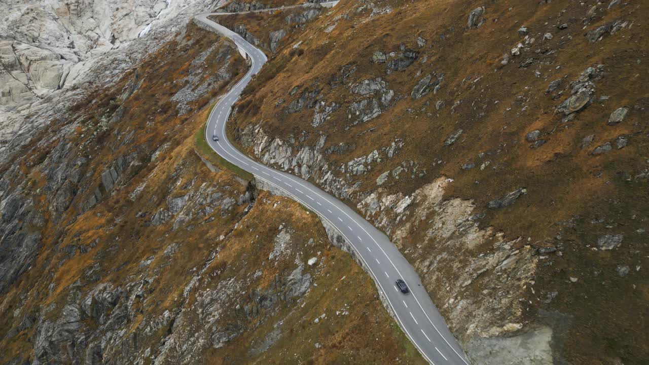 空中跟踪汽车行驶在Furka山口，瑞士视频素材