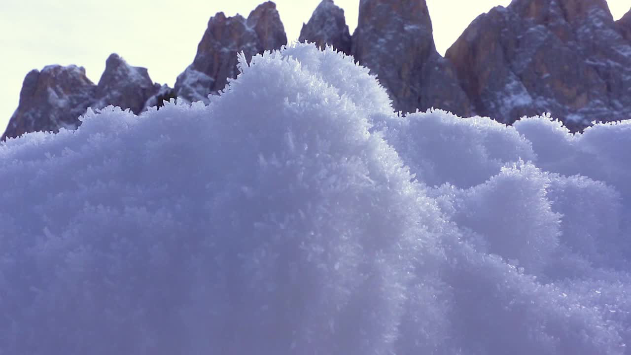 在寒冷的冬季景观与雪山。意大利博尔扎诺省，南蒂罗尔，瓦尔迪富内斯，阿尔卑斯特伦蒂诺上阿迪杰的白云石上的雪。视频素材