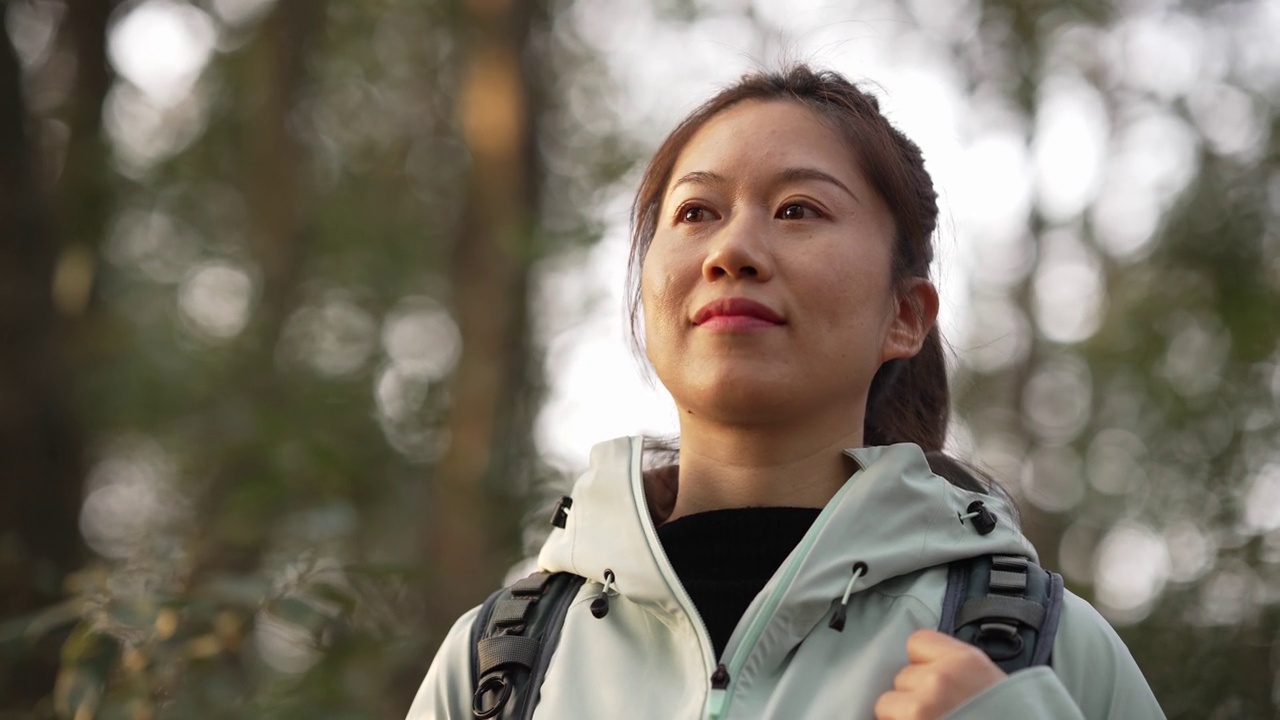 亚洲女性在森林里望向远方视频素材