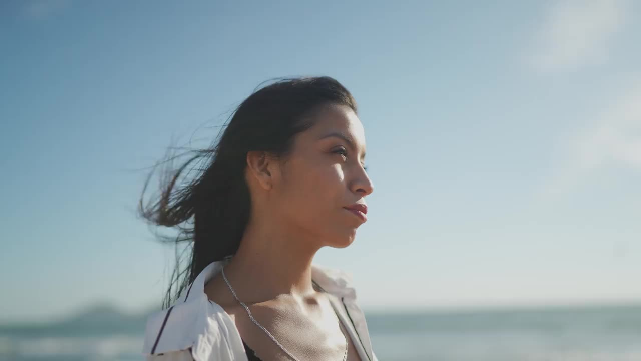 年轻女子在海滩上沉思视频素材