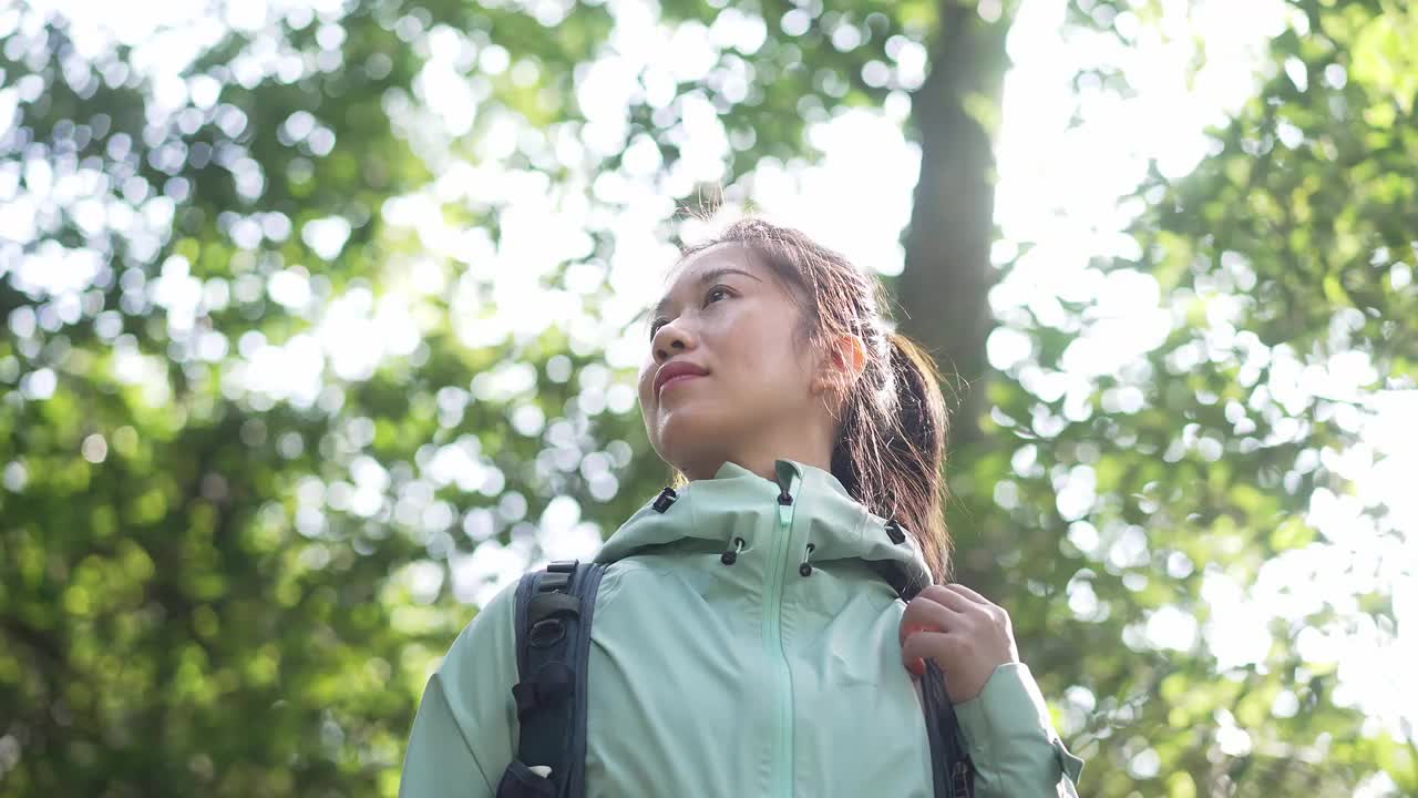 亚洲女性在森林里远足视频素材