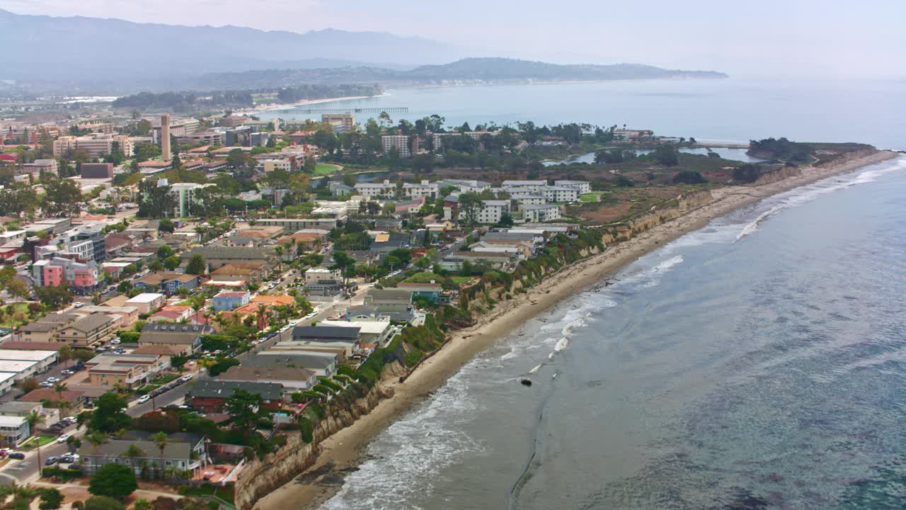 加利福尼亚州，AERIAL Isla Vista和UCSB泻湖视频素材