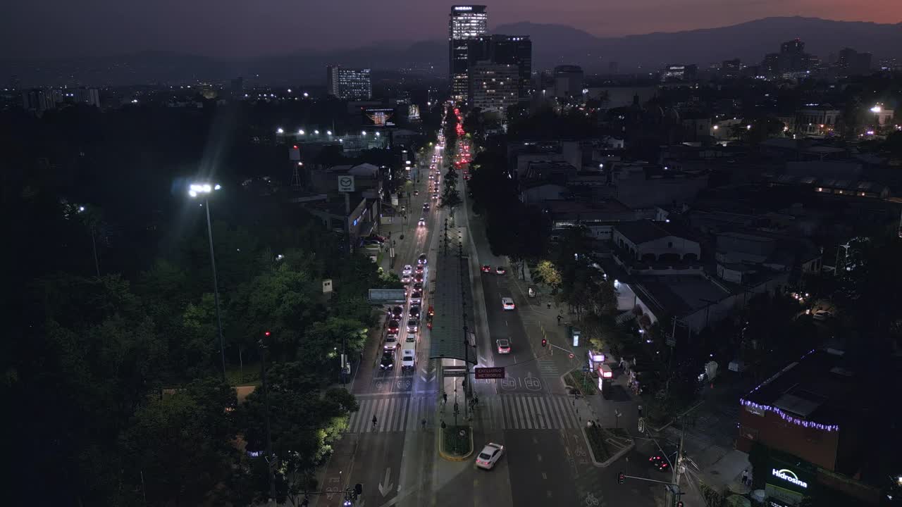 墨西哥城南部夜间的快速公交站视频素材