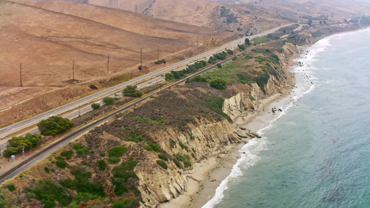 沿着美国加利福尼亚州海岸线的空中高速公路视频素材