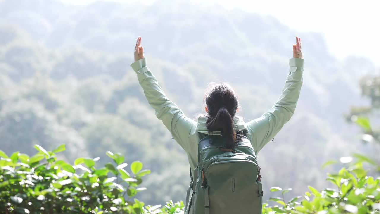 亚洲女性在山上张开双臂视频素材