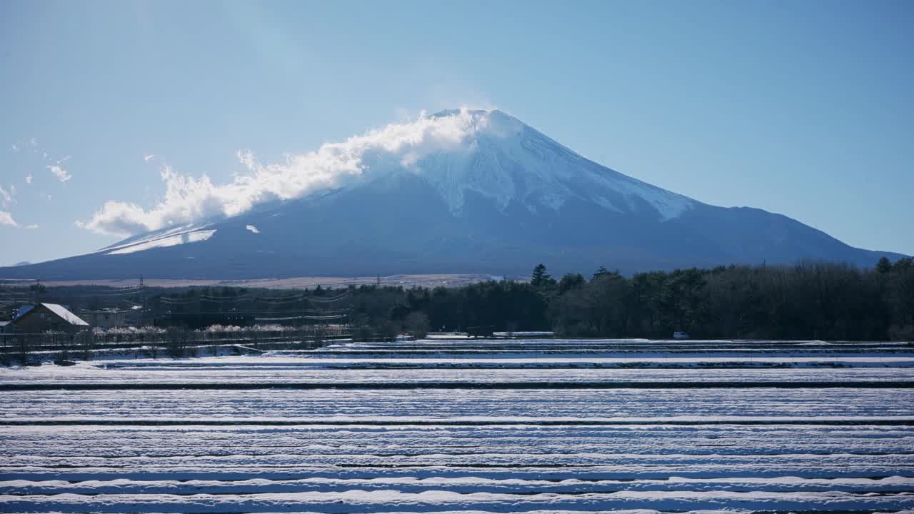 富士山附近的大片农田在冬天被白雪覆盖视频素材