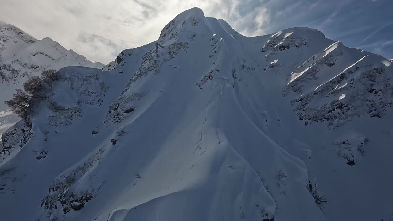 雪山峰顶速度低俯冲色彩到滑雪场坡索道视频素材