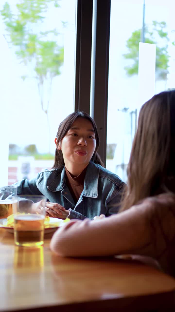 两个笑着谈论她们生活的年轻女人视频素材