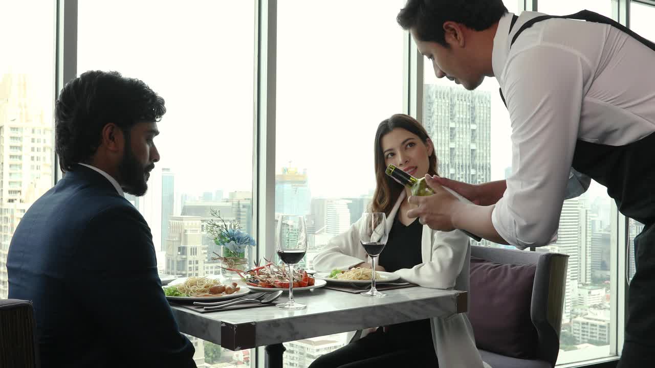 年轻情侣在情人节约会或庆祝快乐的结婚纪念日。视频素材