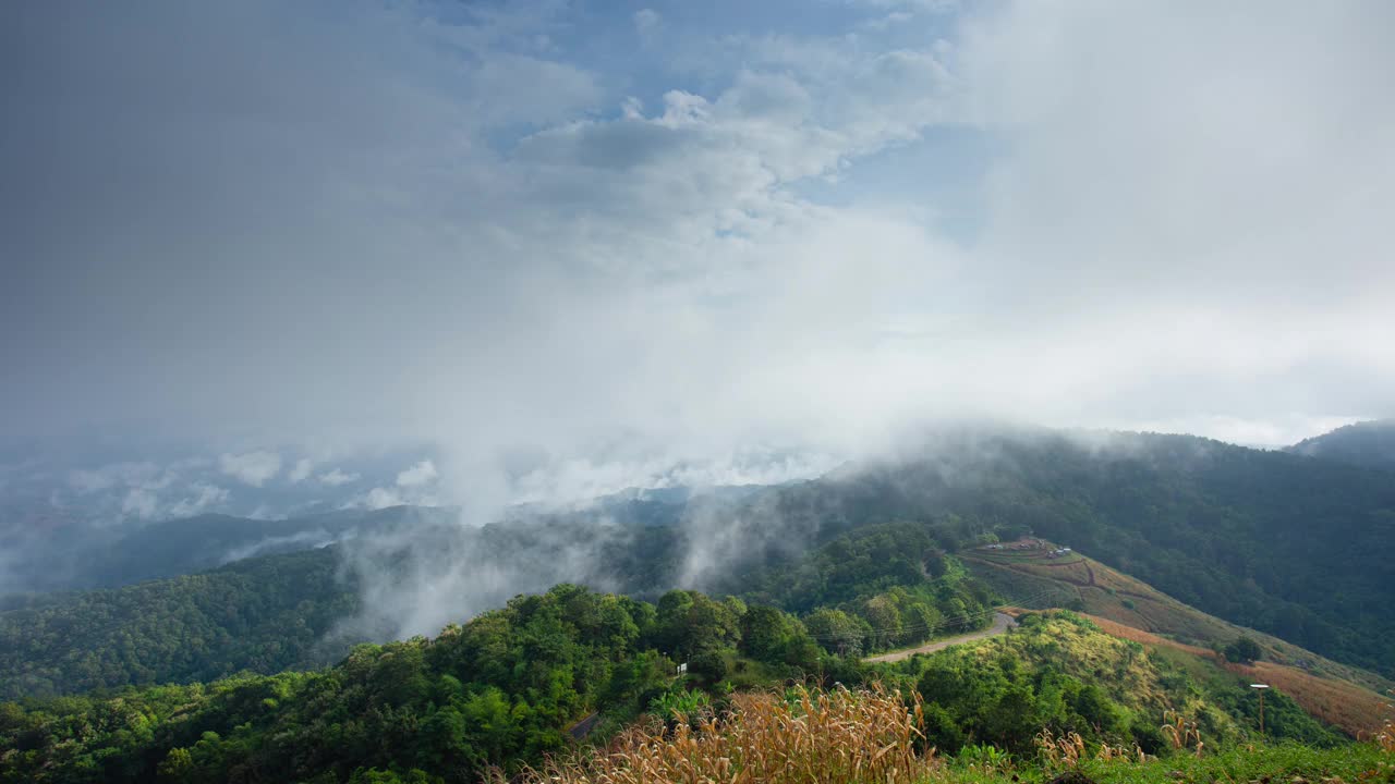 时间流逝，山雾。山上的清晨美景。视频素材