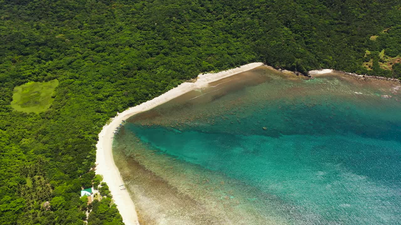 一个热带岛屿和大海。视频素材