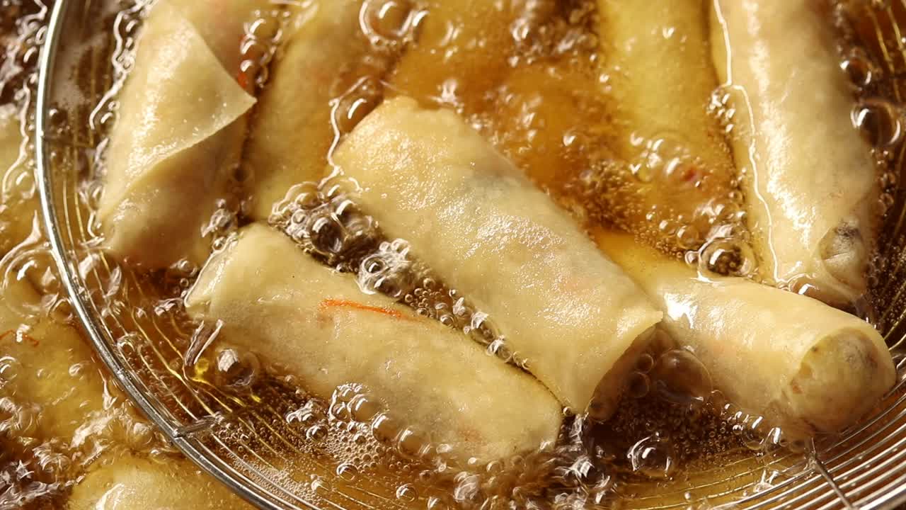 用滚油炸春卷，中国食物视频素材