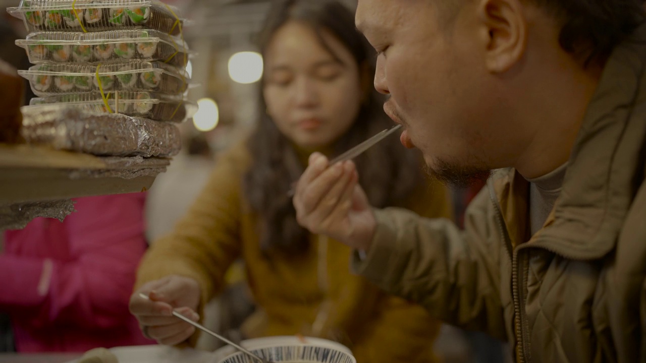 夫妇享受他们的食物。视频素材