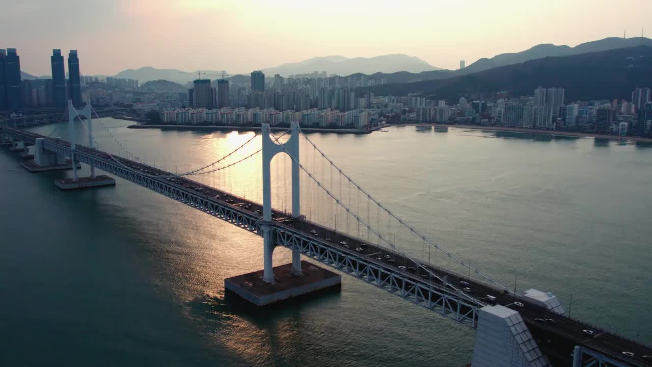 ▽日落=在釜山水永区海云台区市中心广阿里海滩的广安达桥上行驶的汽车视频素材