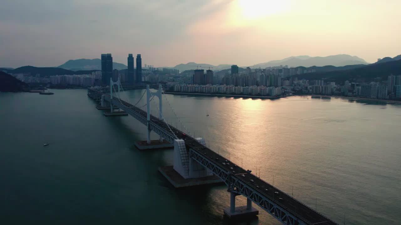 ▽日落=在釜山水永区海云台区市中心广阿里海滩的广安达桥上行驶的汽车视频素材