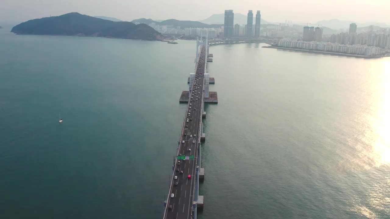 ▽日落=在釜山南区水永区海云台区市中心的广安德桥上行驶的汽车视频素材