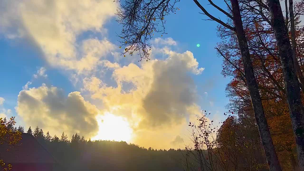 秋天，瑞典，蓝色天空中闪烁着银光视频素材