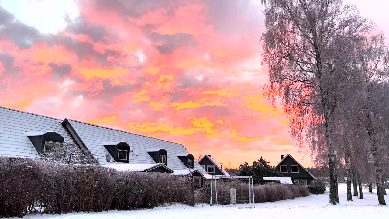 黄色和橙色的天空，瑞典的房子和雪。视频下载