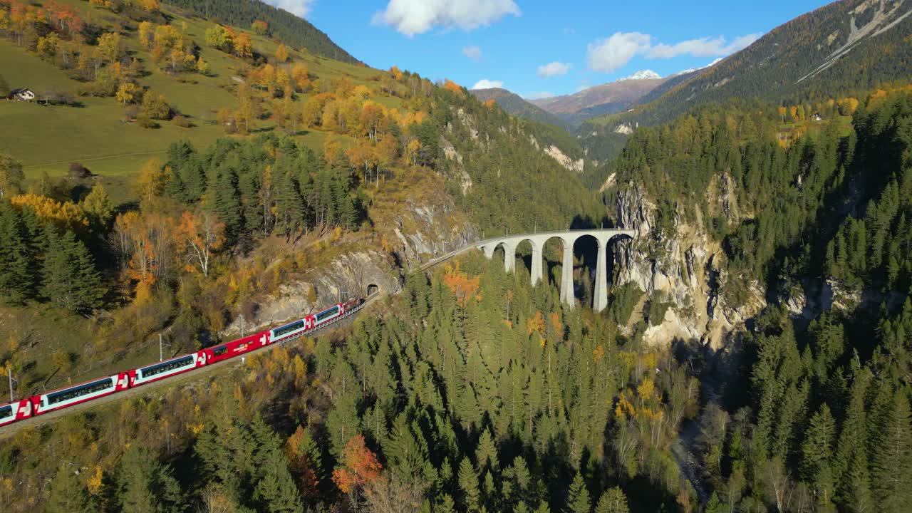 火车Landwasser高架桥的鸟瞰图视频素材