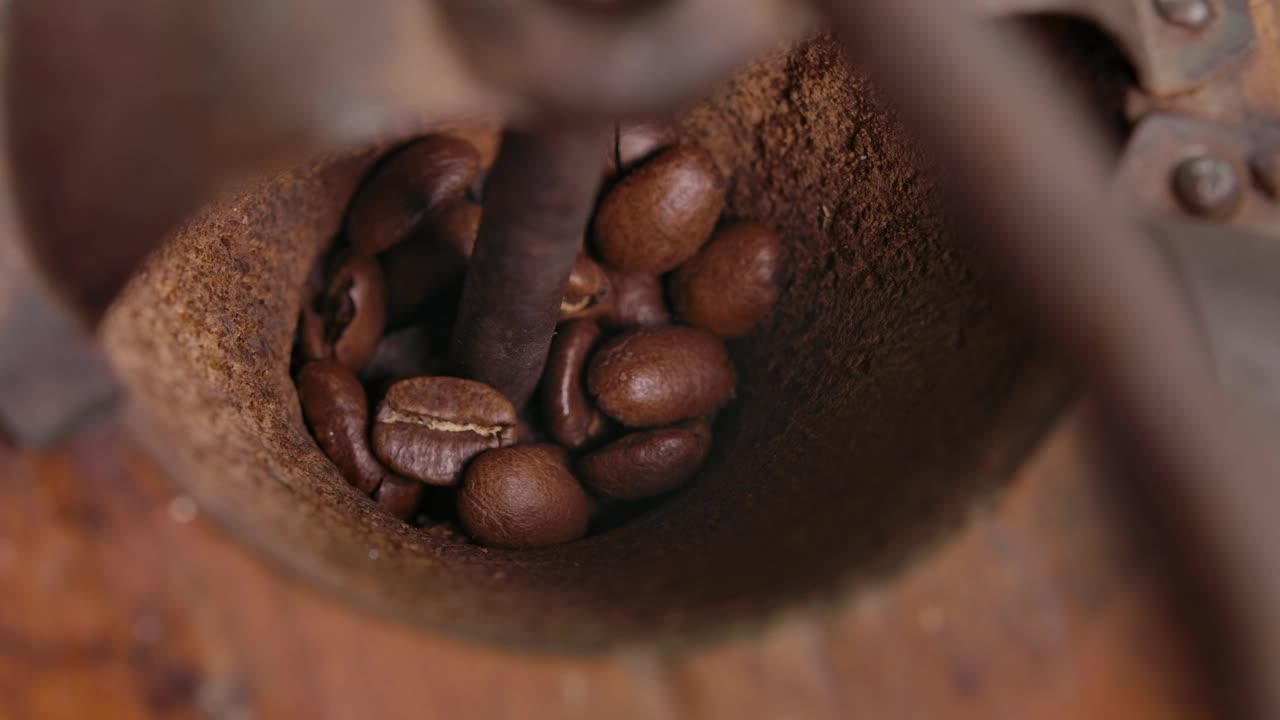 超级特写的复古古董复古青铜咖啡磨与咖啡豆视频素材