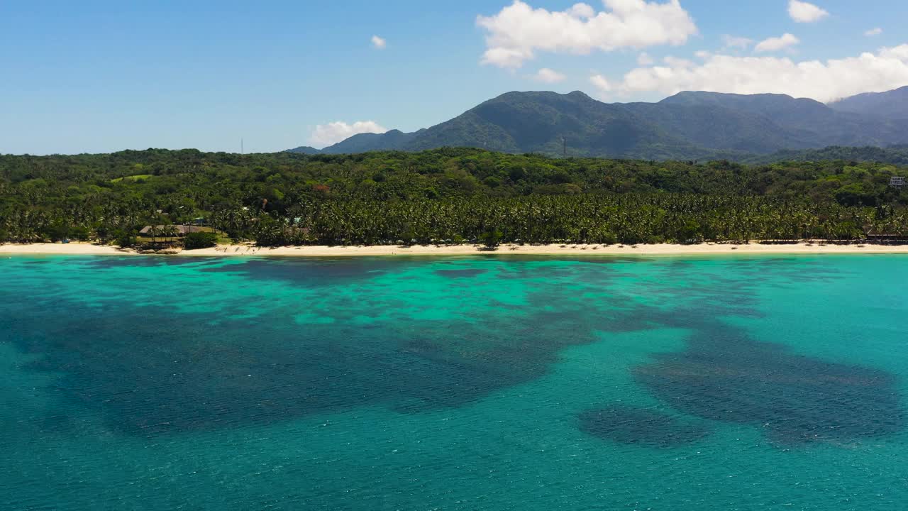 沙滩和蓝绿色的海水。视频素材