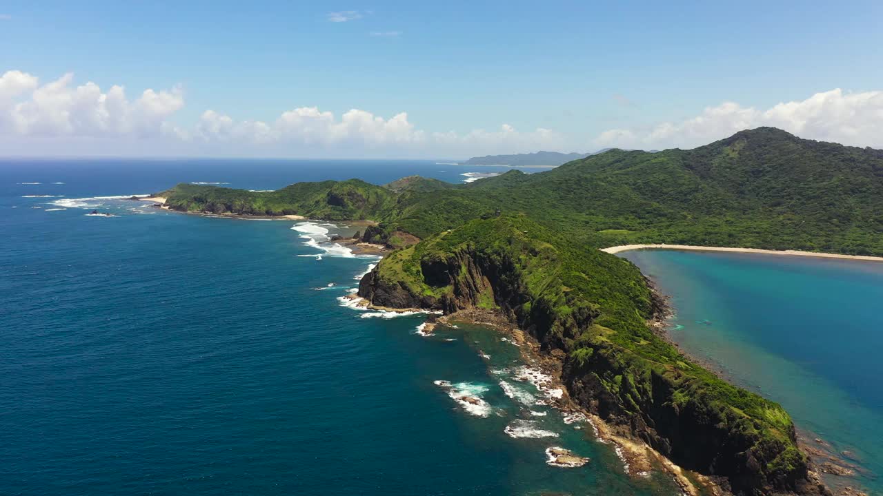 一个热带岛屿和大海。视频素材