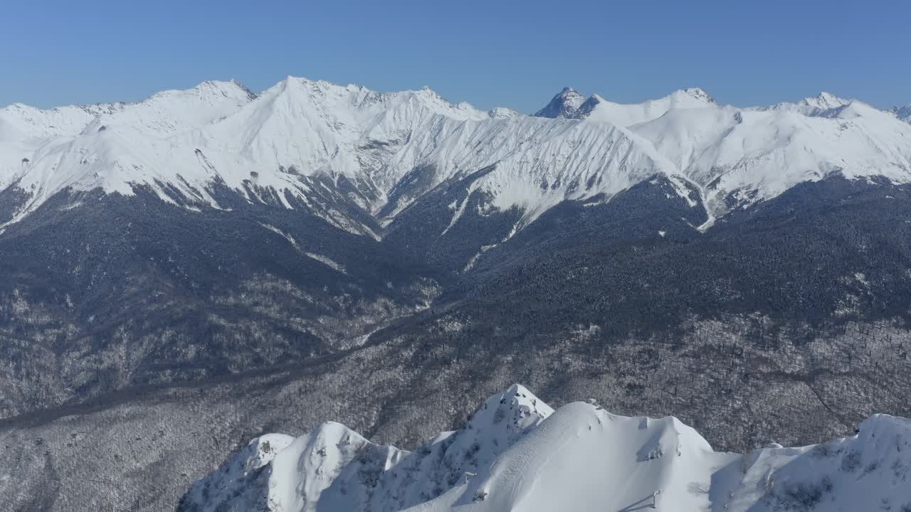 无人机拍摄近峰顶阳光明媚山谷如画的高山顶峰霜冻冬季视频素材