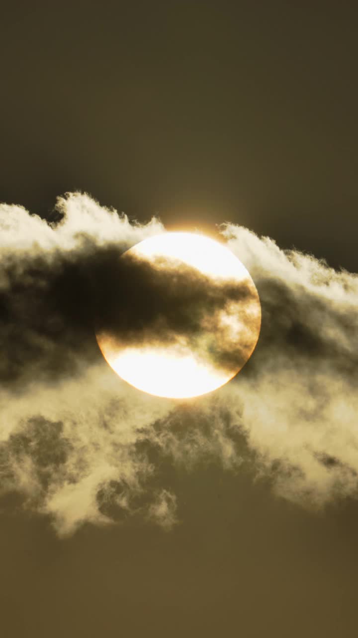 太阳穿过乌云密布的天空视频素材