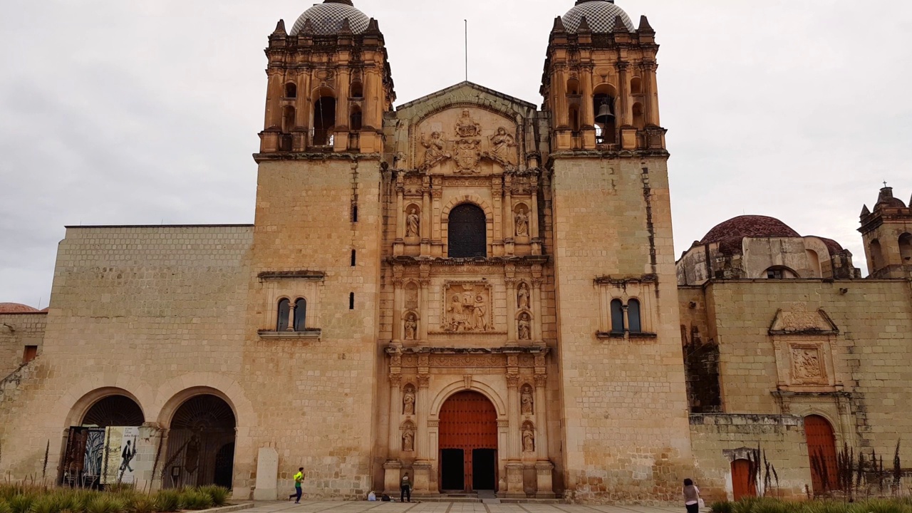 View of Templo de Santo Domingo de Guzmán (Cathedral of Santo Domingo) is a Baroque ecclesiastical building complex in downtown, the monastery was active from 1608 to 1857, Oaxaca, Mexico.视频素材