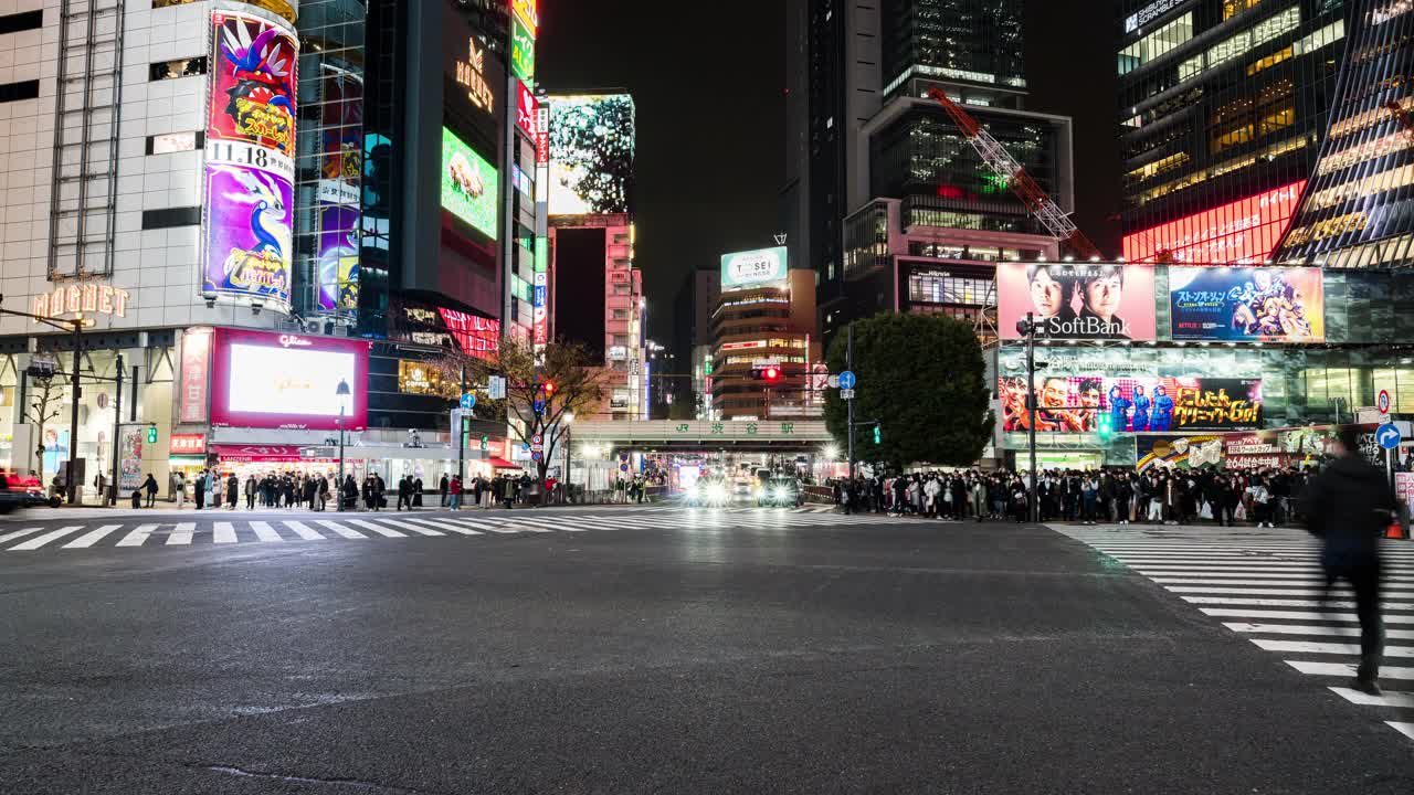 夜间时间流逝的汽车交通运输，拥挤的人走在涩谷路口的十字路口争抢。东京旅游景点地标，日本旅游，亚洲交通或亚洲城市生活理念视频素材