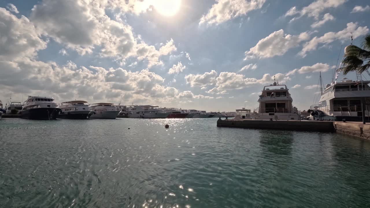 赫尔加达海湾的全景，埃及。赫尔加达是红海上最受欢迎的夏季度假胜地。埃及赫尔加达海港的豪华游艇。红海上的游船码头视频素材