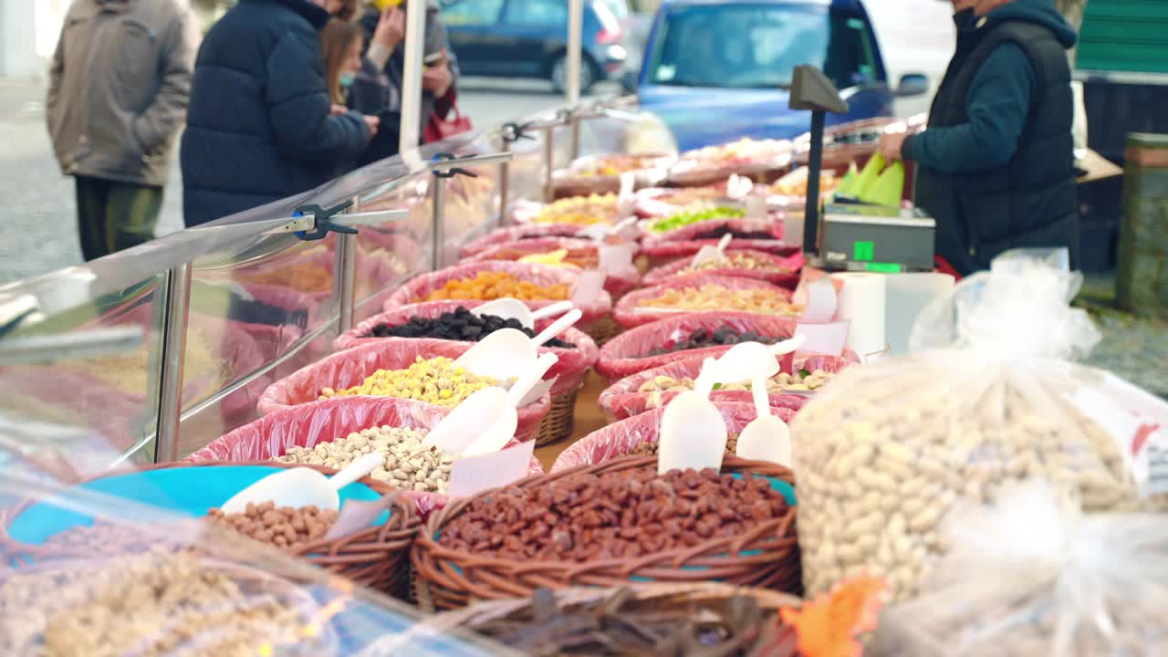 传统东方市场上的干果、坚果、香料和香草，芭莎市场柜台上的健康干粮，天然自制芳香产品，工匠理念视频素材