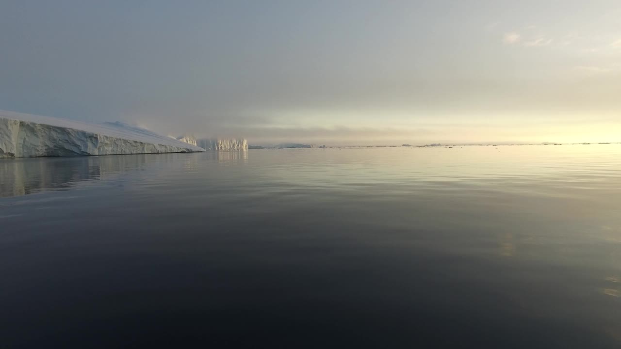 格陵兰岛伊卢利萨特冰峡湾的北极冰川视频素材