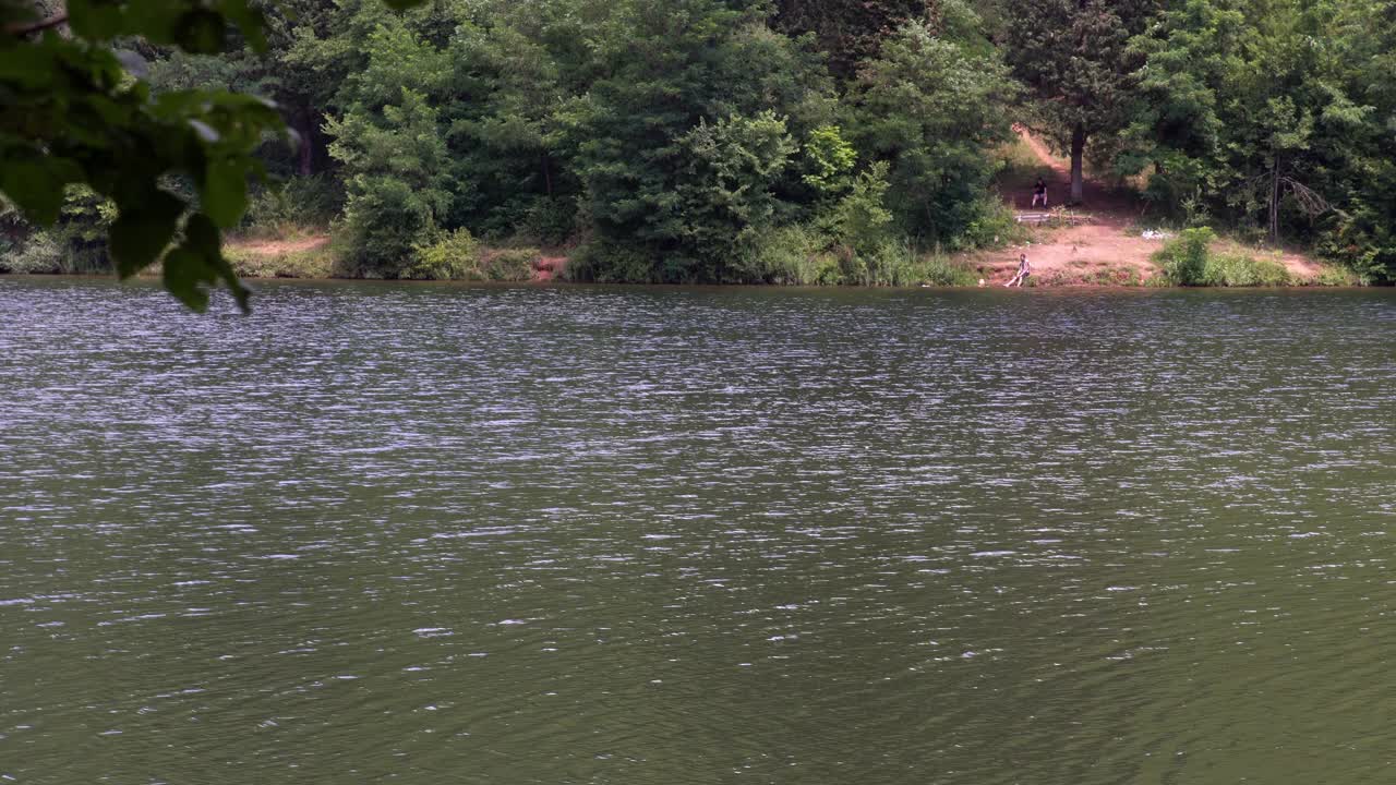 夏日清晨，青山绿林的山地景观和平静的波面山湖视频素材