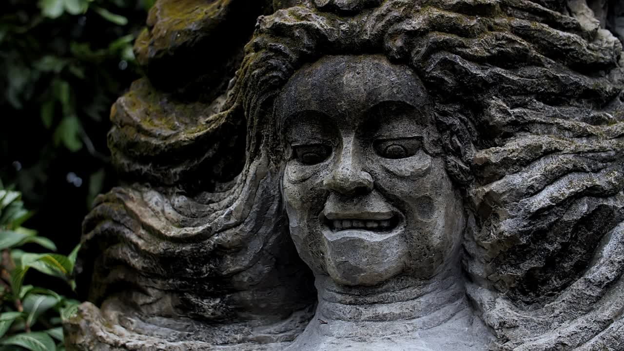 巴厘岛热带雨林中的古老雕像视频素材