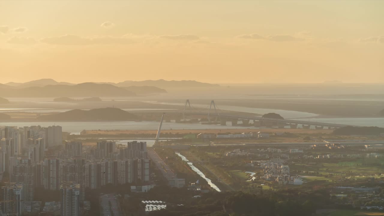 日落——西海附近青罗国际城白天和晚上的天马山、观景台、多功能公寓和永宗大桥/韩国仁川视频素材