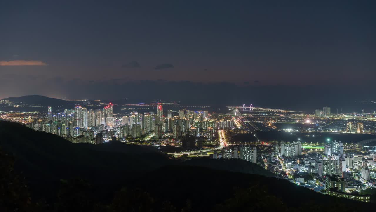 在西海附近的青罗国际城，天马山、观景台、多用途公寓、大楼和永宗大桥的夜晚/韩国仁川视频素材