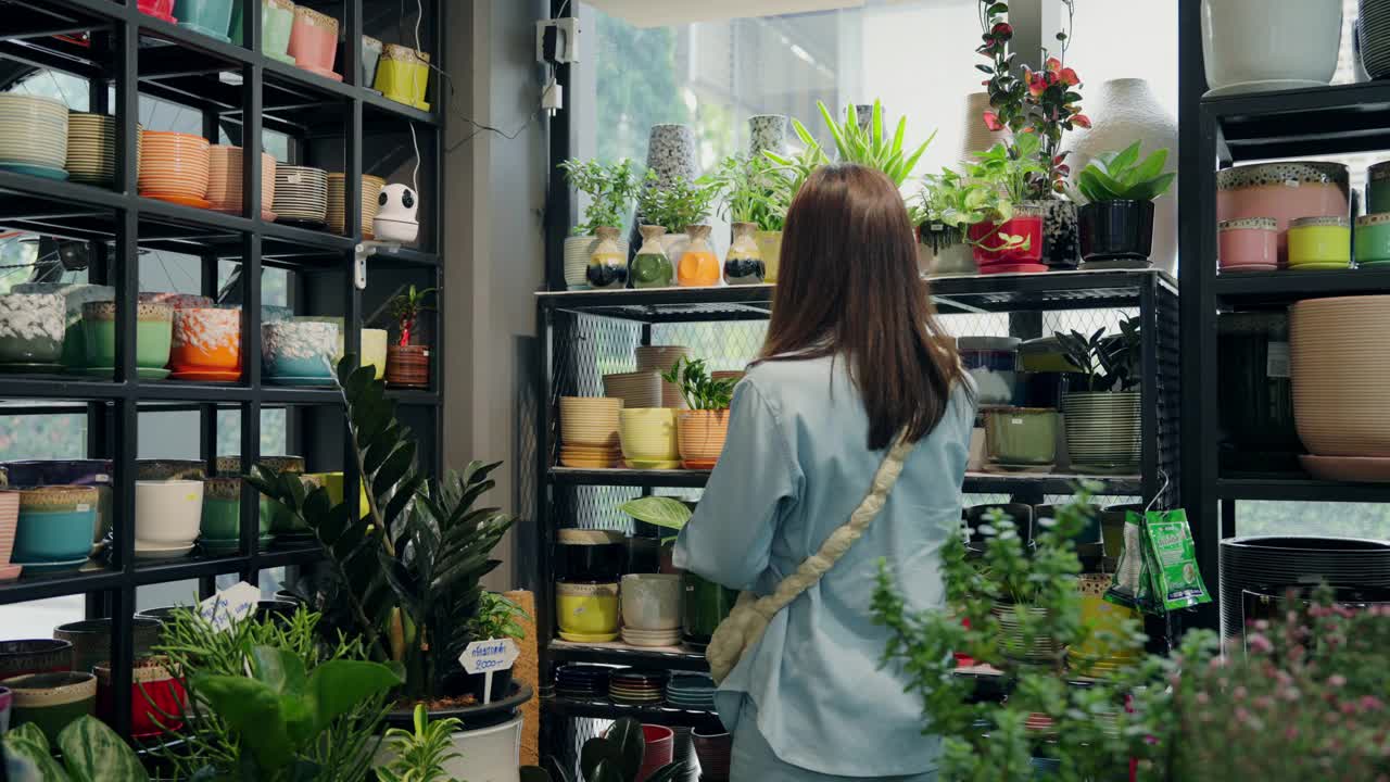 一个女人买植物来装饰她的新房子视频素材