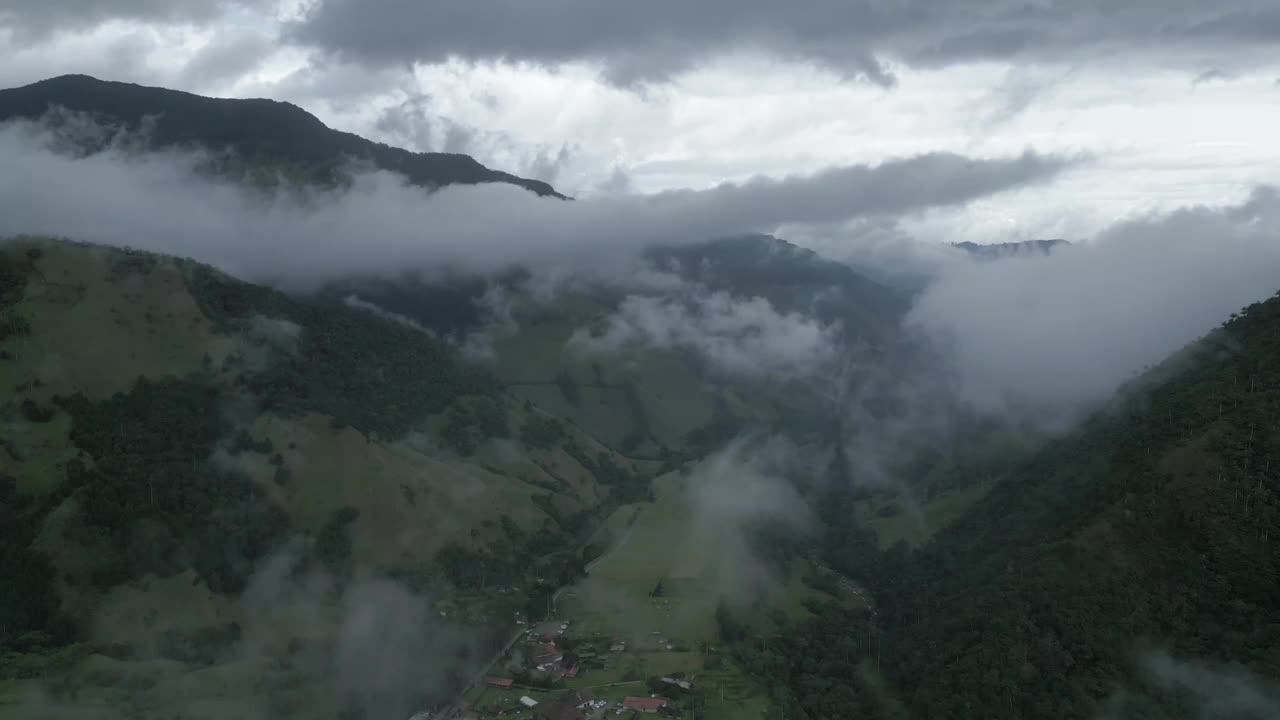 飞越哥伦比亚国家公园上空的可可谷绿山森林的云层视频素材