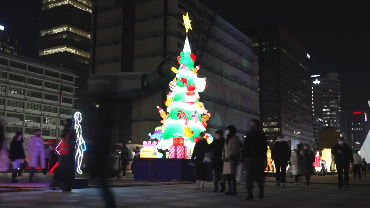 延时摄影:韩国首尔，光化门广场上的行人和游客，装饰着圣诞灯饰视频下载