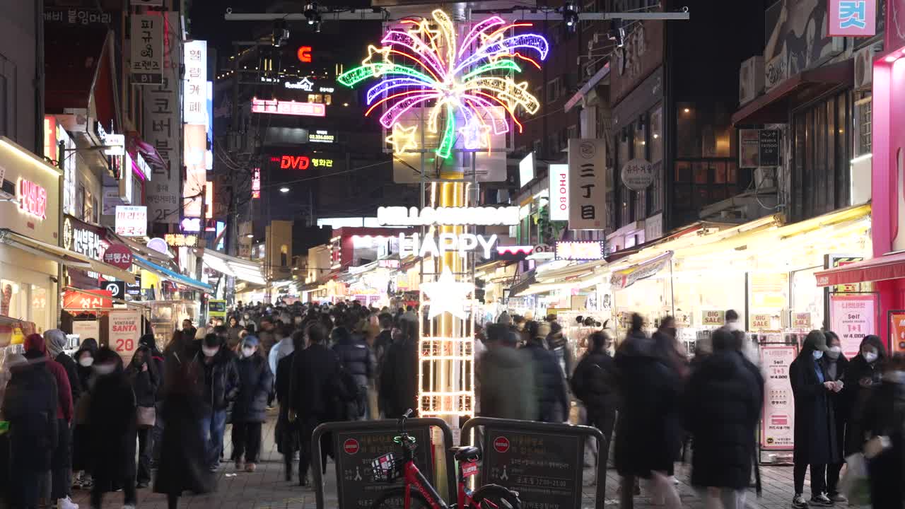 延时摄影:圣诞节和新年期间，韩国首尔弘大区行人和游客步行购物视频下载