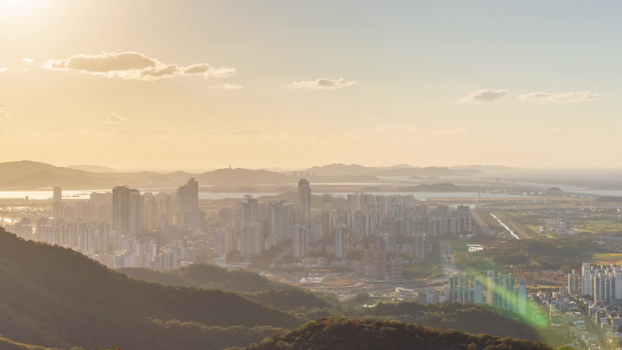 日落——白天和晚上西海附近的青罗国际城的天马山、观景台、多功能公寓、大楼和永宗大桥/韩国仁川视频素材