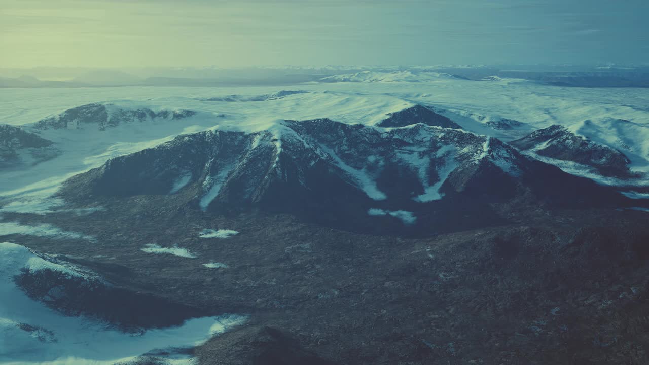 夏季火山岩石上留下的大片积雪视频素材